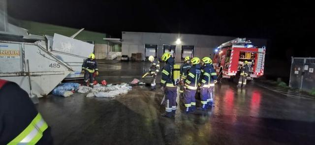 Die Einsatzkräfte führten noch Nachlöscharbeiten durch und konnten wieder einrücken.