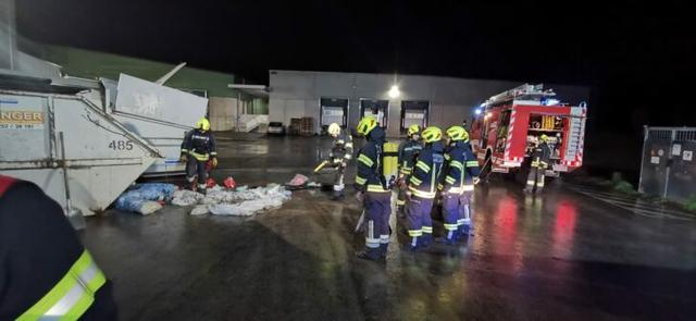 Die Einsatzkräfte führten noch Nachlöscharbeiten durch und konnten wieder einrücken. | Foto: FF Hargelsberg