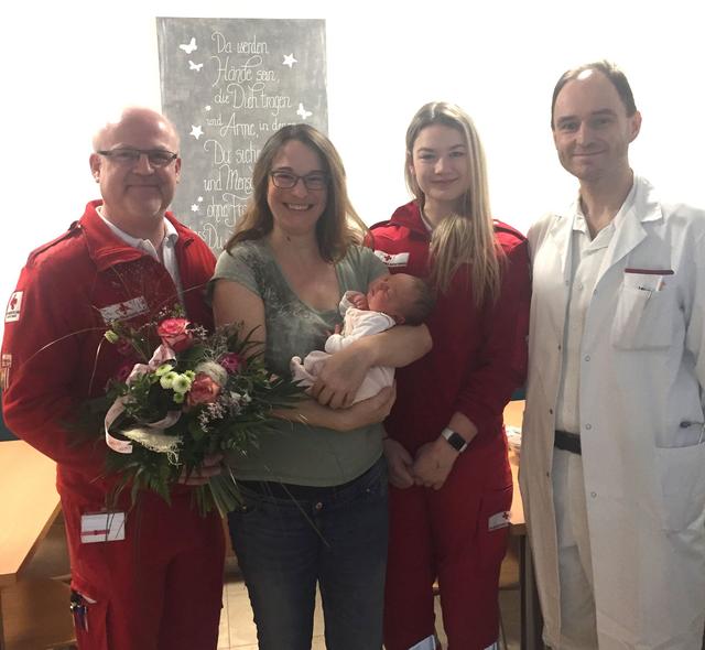 Notfallsanitäter Andreas Reifetshammer, Mutter Daniela Wagner mit Tochter Iris, Rettungssanitäterin Franziska Schadler und Notarzt Dr. Gernot Stiendl (v. l.).