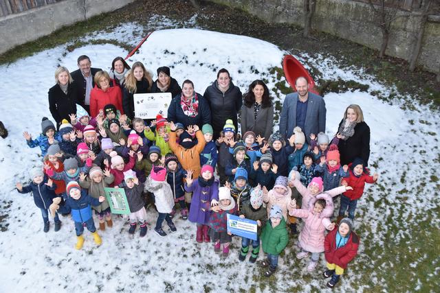 Große Freude über das Prädikat "Klimabündnis-Kindergarten" herrscht bei Betreuerinnen und Gemeindevertretern, Tanja Jenewein von der Arbeitsgruppe Klimabündnistal und natürlich den über 50 Kindern.