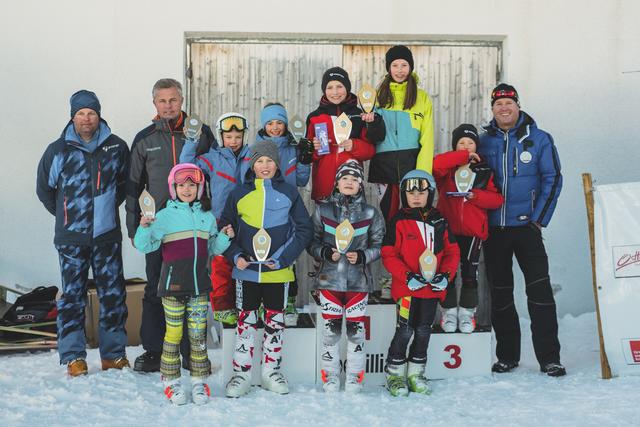 Die Klassensieger des Rennens in Obertilliach mit Vereinsfunktionären und Sponsorvertreter.