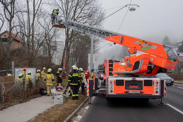 Bergung des Verletzten mit einem Seilzug. | Foto: Fotokerschi.at/Kerschbaummayr