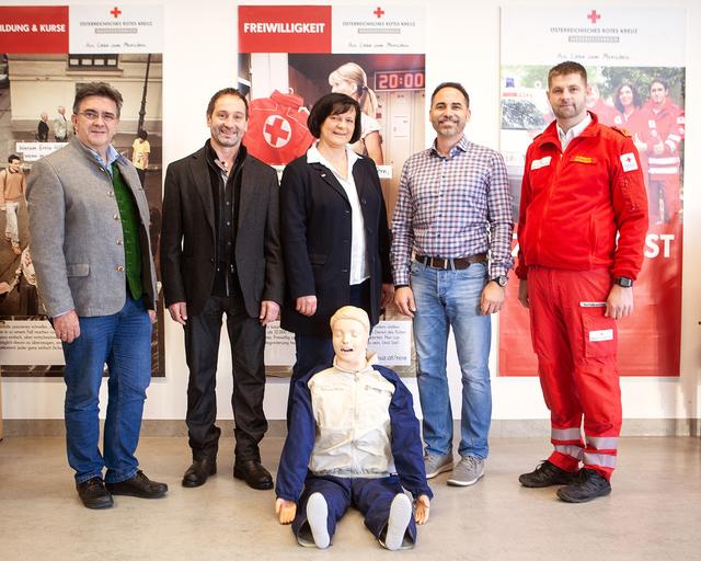 Die Rot-Kreuz-Bezirksstelle Zwettl bedankt sich bei den Firmen Kormesser und Heimeliges Wohnen für die Spende (v.l.): Manfred Ehrgott, Manfred Heiderer, Andrea Wiesmüller, Dietmar Kormesser und Manfred Fischer.