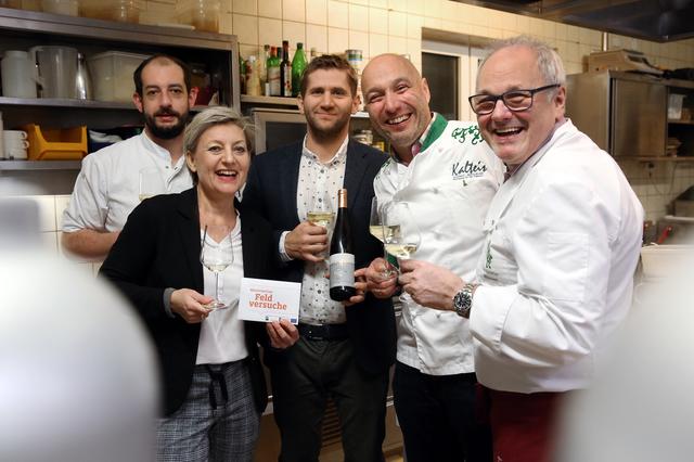 Das Gastgeberteam der Mostviertler Feldversuche
v.l.n.r.: Stefan Hueber, Gudrun Vösenhuber (Mostviertel Tourismus), Markus Huber (Weingut Huber), Hubert Kalteis, Erich Mayrhofer