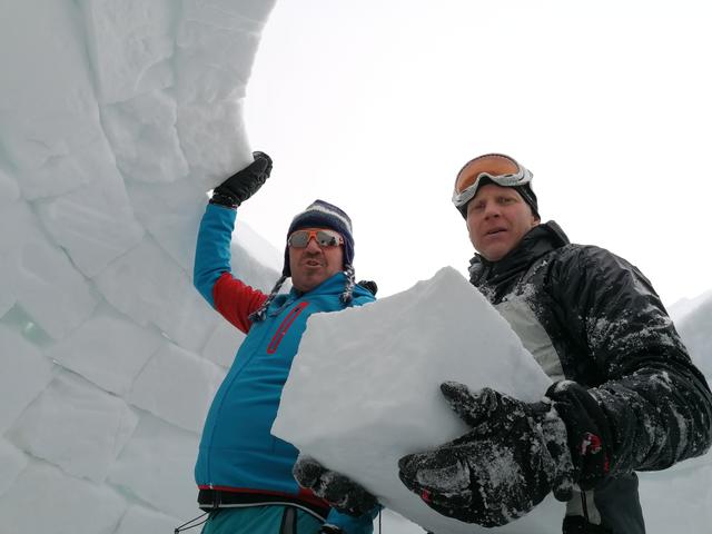 Berni Schiefer und Hans Wieland beim Bauen.