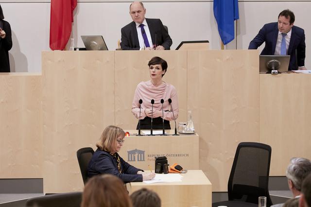 "Wir stehen hinter Ihnen, Frau Bundesministerin", sagt SPÖ-Chefin Pamela Rendi-Wagner in Richtung Alma Zadic.