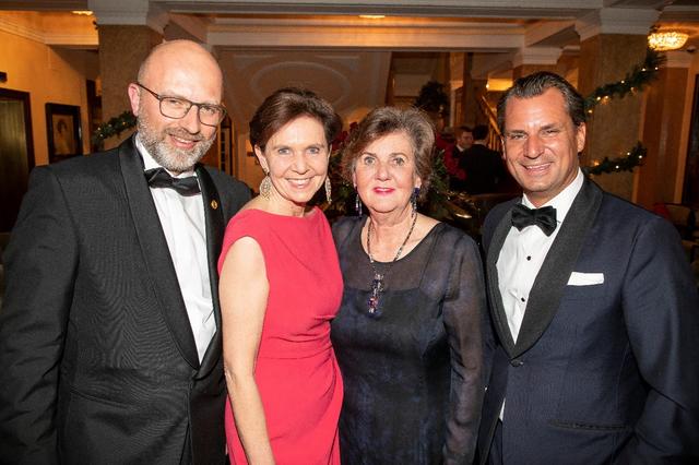 v.l.n.r.: Christoph Andexlinger (Präsident des Rotary Club Salzburg), Brigitta Pallauf (Landtagspräsidentin), Helga Rabl-Stadler (Präsidentin der Salzburger Festspiele), Peter Unterkofler (Präsident der Salzburger Industriellenvereinigung).