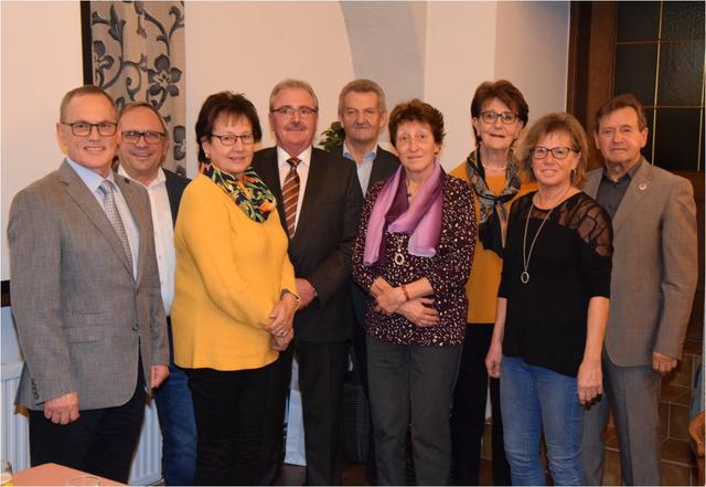 SB Vorst.2019
Obm.-Stv. Erich Hagmann, Finanzref.-Stv. Hermann Öhlzelt, Obm.-Stv. Maria Rumpelmayer, Obmann Rudolf Simlinger, Organisationsreferent Leopold Aschauer, Finanzreferentin Maria Winkler, Schriftführerin Lia Wurzer, Schriftf.-Stv. Friederike Haiderer und Ehrenobmann Friedrich Reiter (von links)