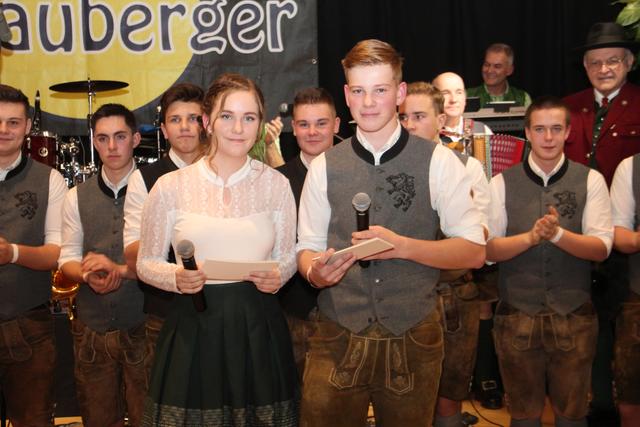 Die Klassensprecher Lena Ehrenhöfer und Michael Hauswirtshofer konnten rund tausend Ballgäste begrüßen.