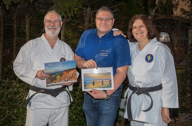 Walter Filler (Bildmitte) mit Renate und Dieter Papsch und dem neuen Kalender, der bereits weltweit verschickt wird.