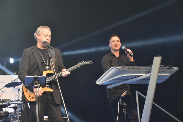 Die John Otti Band stimmte die FPÖ-Fans musikalisch ein. | Foto: Michael Strini