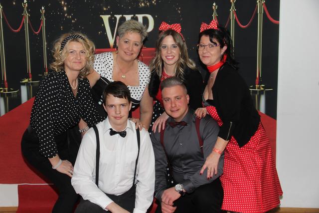 In Feierlaune: Trudi Schranzer, Mathilde Schrittesser, Melanie Greilberger, Martina Liegl. Lukas Hebenstreit und Manuel Leitgeb