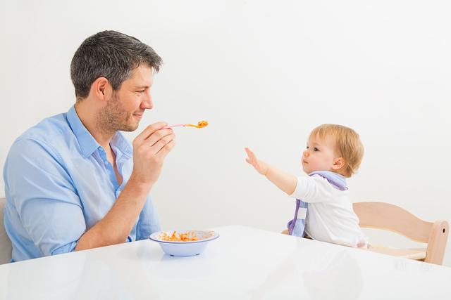 Kind & Karriere: Immer mehr Väter entscheiden sich für einen Papa-Monat oder Väterkarenz.