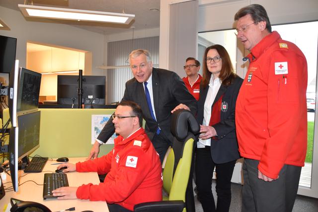 Der Notruf kommt im Servicecenter an und wird von Daniel Berger bearbeitet – im Bild mit Landesrat Martin Eichtinger, Florian Hinterleitner, Maria Biegler und General Josef Schmoll.  | Foto: Karin Zeiler / Bezirksblätter NÖ