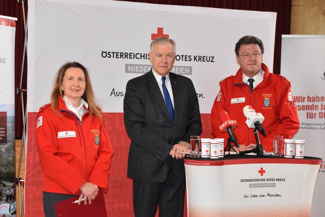 Bei der Pressekonferenz: Sonja Kellner, Landesrat Martin Eichtinger und Josef Schmoll, Präsident des Österreichischen Roten Kreuzes, Landesverband NÖ.  | Foto: Karin Zeiler / Bezirksblätter NÖ