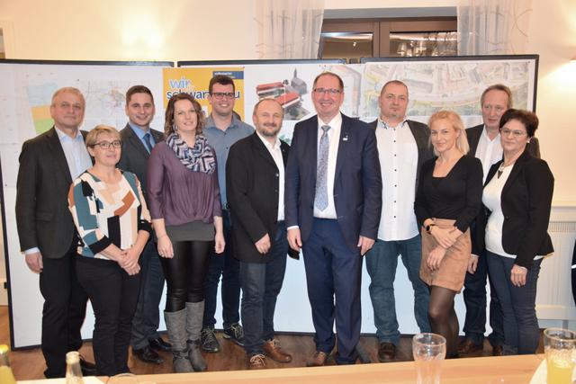 Bürgermeister Karl Elsigan, Vizebürgermeister Reinhard Poppinger, Schlossbesitzer Stanislav Stamenov, Landesamtsdirekor-Stellvertreter Johann Lampeitl, Nationalrat Lukas Brandweiner, Regionalberater Josef Wallenberger und Kandidaten.