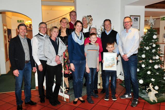 Peter Aubel (2.v.r.) mit Gattin Marlies, deren Tochter Kerstin mit Familie, Manfred und Gabi Oberegelsbacher, Gerhard und Hilde Denifle sowie Bgm. Martin Haselwanter (li.) und Sabine Mayer von der Tourismus-Info in Gries.