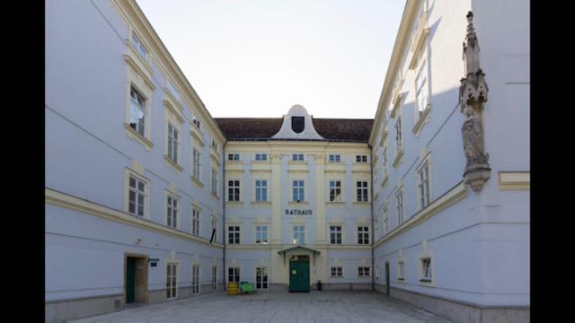 Das Vöslauer Rathaus ist derzeit wild umstritten