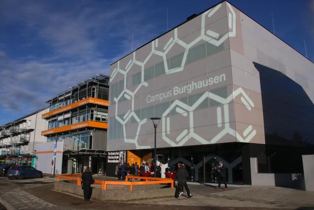 Das neue Gebäude wurde am Campus Burghausen an der Marktler Straße 48 in der Neustadt offizielle eröffnet.
