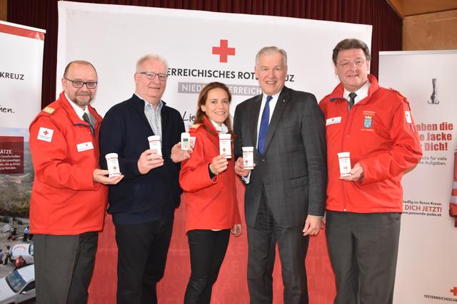 Präsentieren die mobile Rufhilfe und die Rettungsdose: Landesrat Martin Eichtinger (2.v.re). und Generald Josef Schmoll.  | Foto: Karin Zeiler / Bezirksblätter NÖ