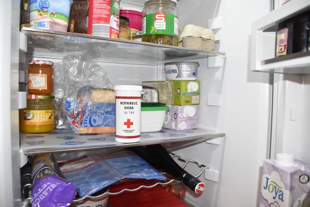 Die Rot-Kreuz-Dose enthält alle wichtigen Details und wird im Kühlschrank aufgewahrt.  | Foto: Karin Zeiler / Bezirksblätter NÖ
