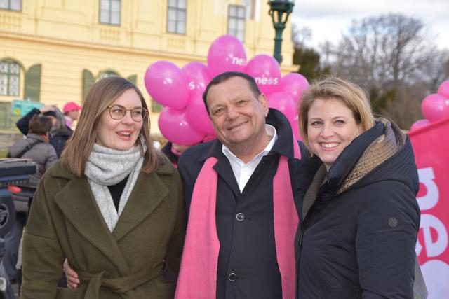 Parteivorsitzende Beate Meinl-Reisinger (re.) mit den burgenländischen NEOS-Spitzenkandidaten Eduard Posch und Julia Kernbichler