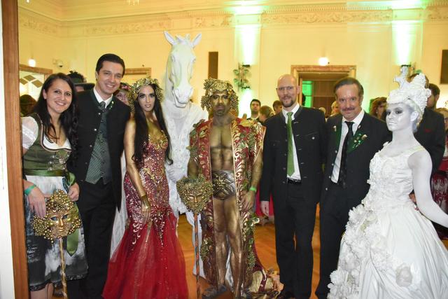 Die Süd-und Weststeirer sorgten für eine unvergessliche Ballnacht in der Wiener Hofburg: Thomas Brandner mit Dino Kada und Guido Jaklitsch in charmanter Begleitung.