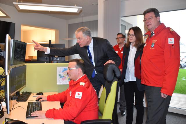 Der Notruf kommt im Servicecenter an und wird von Daniel Berger bearbeitet – im Bild mit Landesrat Martin Eichtinger, Florian Hinterleitner, Maria Biegler und General Josef Schmoll.