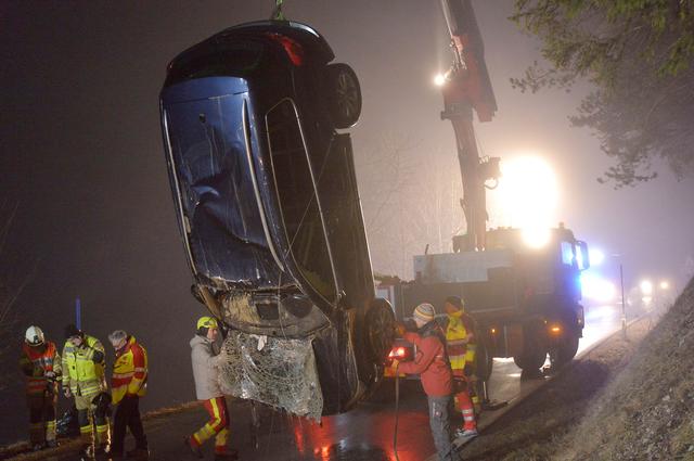 Nach langer Suche wurde das Auto entdeckt, an Land gezogen und von einem Kran zurück auf die Straße gehoben.