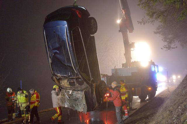 Nach langer Suche wurde das Auto entdeckt, an Land gezogen und von einem Kran zurück auf die Straße gehoben. | Foto: Zoom Tirol