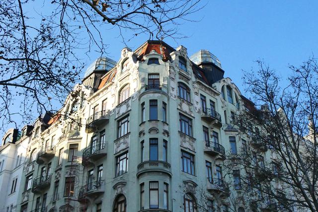 Ein prächtiges Gebäude (wenn es auch ein neues Dachgeschoß verpasst bekam), historisch: Zum Schabenrüssel. erbaut 1902 von Architekt Stephann Carl