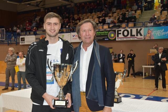 Platz 3 für Stegersbach: Manuel Fritz übernahm den Pokal von LA Bgm. Kurt Maczek | Foto: Michael Strini