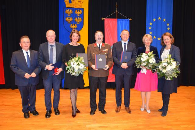 Landtagsabgeordneter Franz Mold (links) und Landesrätin Christiane Teschl-Hofmeister (rechts) mit den Ehrenzeichen-Trägern Wolfgang Herrsch, Tanja Mengl, Erwin Wagesreiter, Alexander Rainer und Elisabeth Ullmann. (Nicht am Foto: Franz Josef Wein)