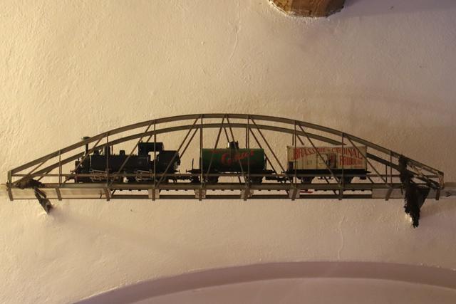 Diese kleine Eisenbahn rattert über den Köpfen der Gäste und sorgt bei Kindern zum staunen...auch im Lokal gesehen.