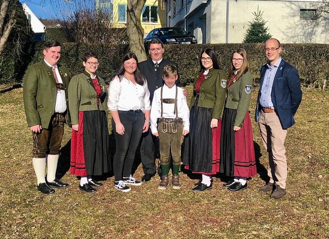 Die ausgezeichneten Jungmusiker des Trachtenmusikvereines Unterlungitz im Kreis der Gratulanten.