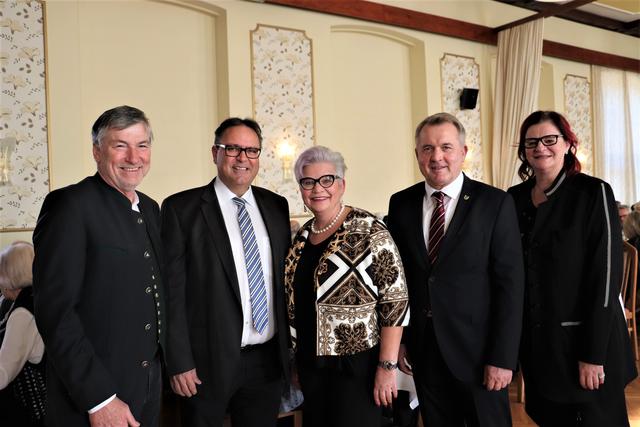 Luden zum Kalsdorfer Pensionistenball: Konrad Mörth, Michaela Geiger und Almuth Huderz-Thümel vom Sozialausschuss mit Vzbgm. Christian Konrad und Bgm. Manfred Komericky.