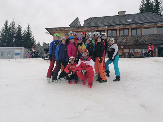 Ausbildner Philipp Kerschbaumer (vorne re) mit den 14 neuen Skilehrern