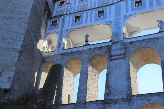 ....Imposant, gleich beim Eingang die mehrgeschossige Mantel-Brücke der Burganlage.. 