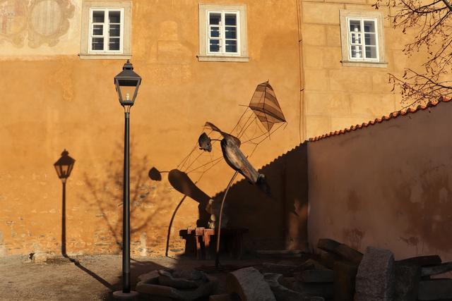 In einem Eck des Klosters hab ich diese eigenartige Holzfigur mit Flügel entdeckt, die sich so toll mit der Laterne gespiegelt hat.