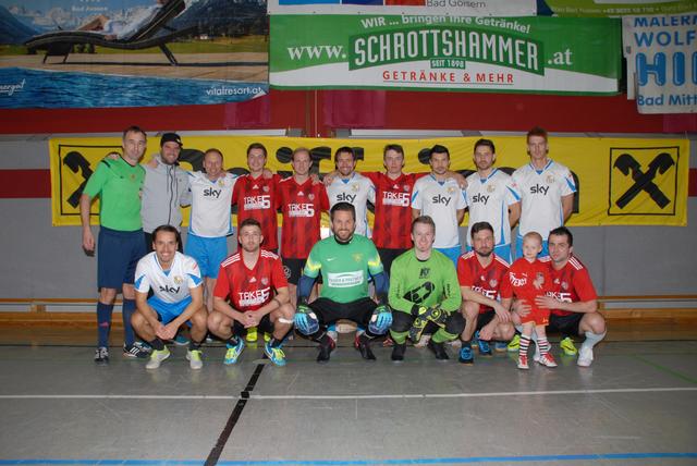 Die Teams "FC Burschinhos" (weiß) und "Take Five Bad Mitterndorf" bestritten das Finale der Hallengala.