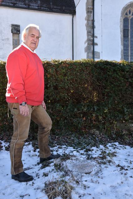 Heinz Saider ist betroffen, dass die gesunde Linde umgeschnitten wrude.