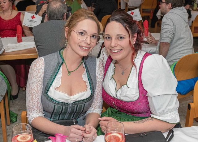 Lisa und Iris waren beim Rot-Kreuz Ball live dabei.
