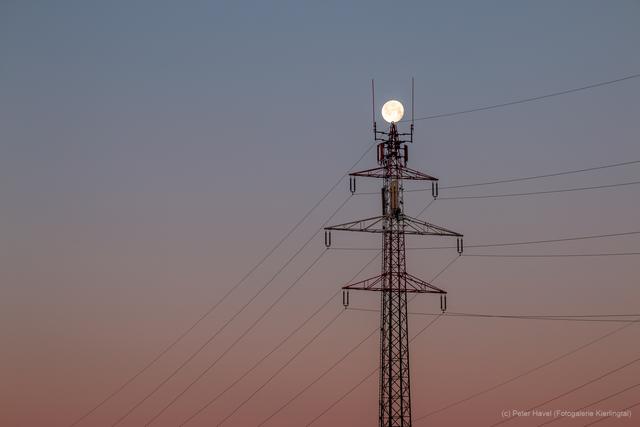 Bild: Untergehender Mond mit Strommast