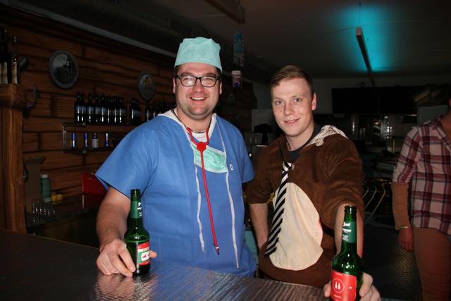 Alexander Sams uns Johannes Rieger an der Bar.