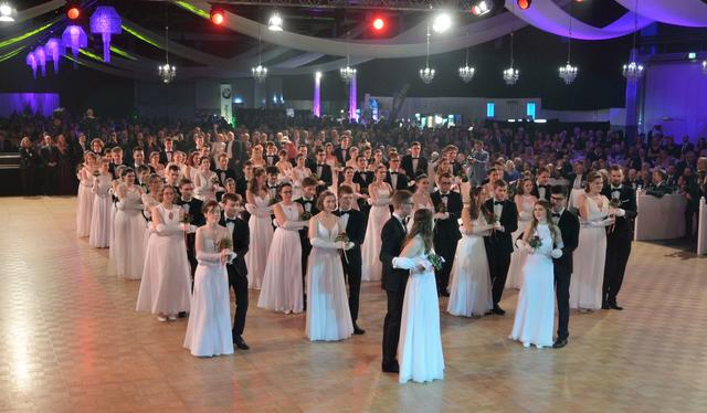 Traditionelle Balleröffnung durch die Debütanten der Tanzschule Schwebach.