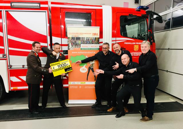 1.000 Euro fließen aus dem Erlös des Vulkanlandlaufs in den Neubau eines Feuerwehrhauses in Leitersdorf.