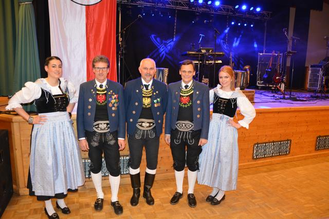 Obmann Manfred Arnold, Hauptmann Richard Angerer und Bürgermeister Martin Wegscheider umrahmt von zwei Marketenderinnen der Schützenkompanie Tulfes.