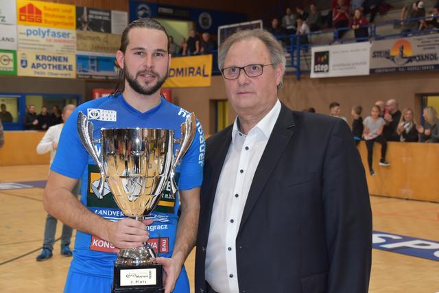 Thomas Herrklotz übernahm den Pokal für den Vize-Hallenmeister. | Foto: Michael Strini