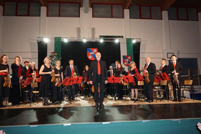 Dirigent Werner Deutsch und sein Orchester zogen alle Register ihres Könnens beim Konzert in der Sporthalle Ilz