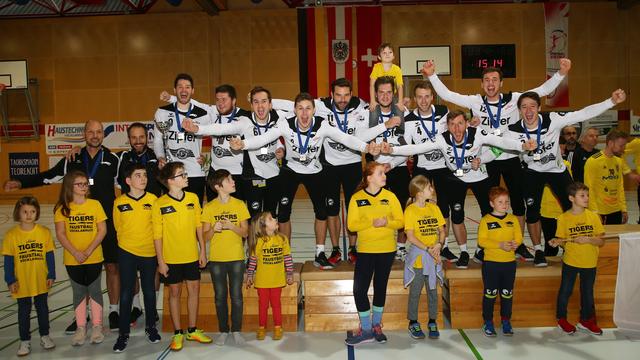 Groß war der Jubel beim Team der Union Tigers Vöcklabruck nach dem Gewinn der Silbermedaille im Champions Cup. Hunderte Zuschauer in der Bezirkssporthalle jubelten mit.